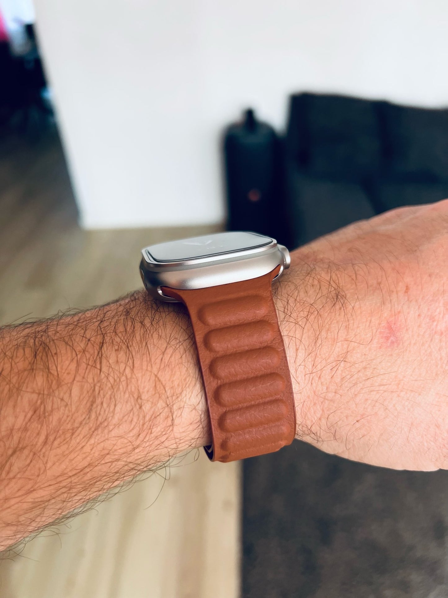 Bracelets Apple Watch magnétique en cuir marron Ultra vue de coté