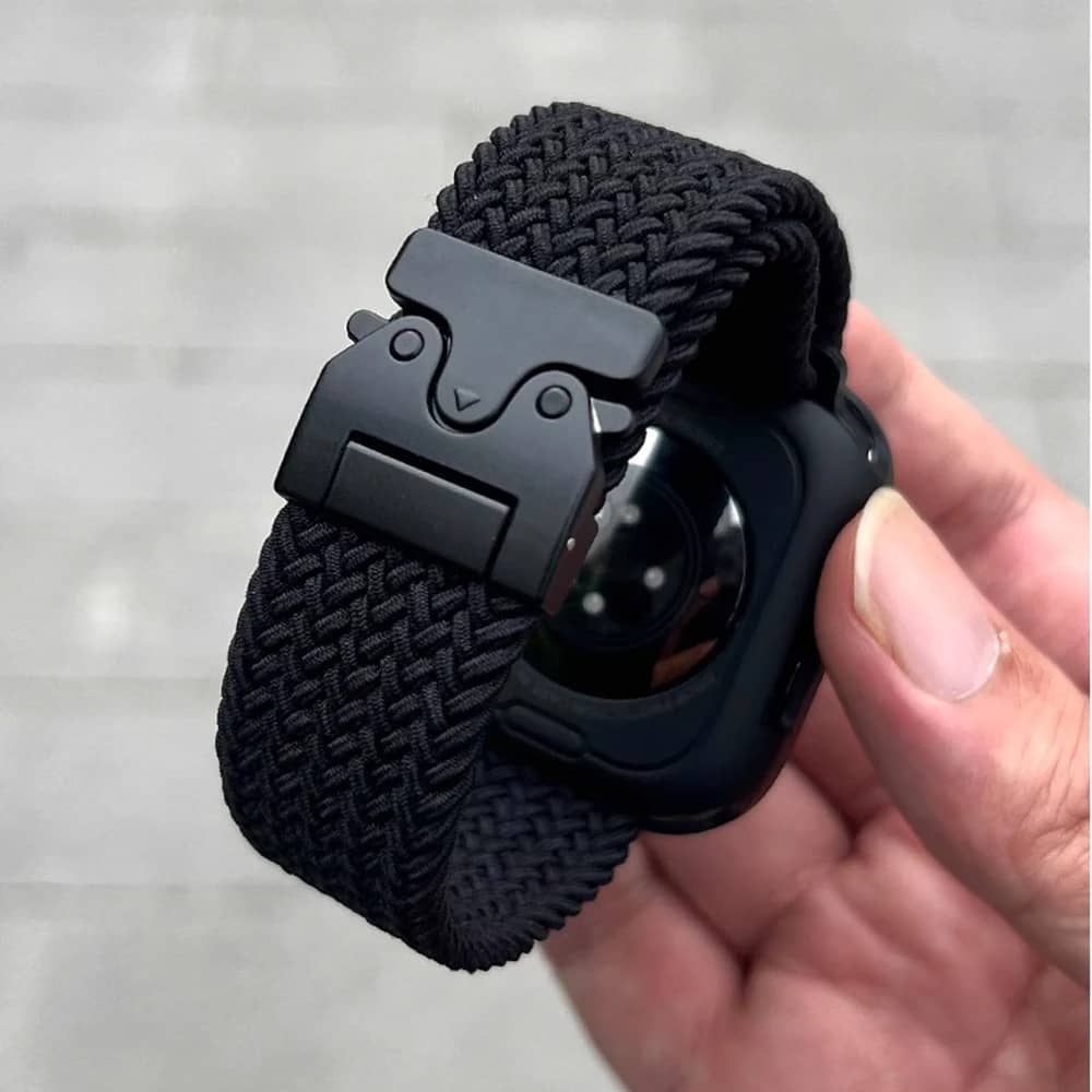 Bracelet Apple Watch nylon élastique noir, respirant et sécurisé avec boucle ajustable.