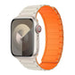 Bracelet Apple Watch en silicone blanc avec intérieur orange – fermeture magnétique, style sport et lumineux.