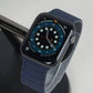 Bracelet Apple Watch silicone navy magnétique porté – design moderne et confortable.