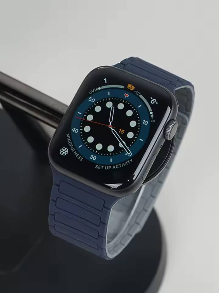 Bracelet Apple Watch silicone navy magnétique porté – design moderne et confortable.