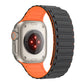Bracelet Apple Watch Ultra en silicone noir avec intérieur orange – vue arrière montrant le bracelet magnétique.