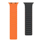 Bracelets Apple Watch en silicone orange et noir/orange avec fermeture magnétique – vue à plat des deux coloris.