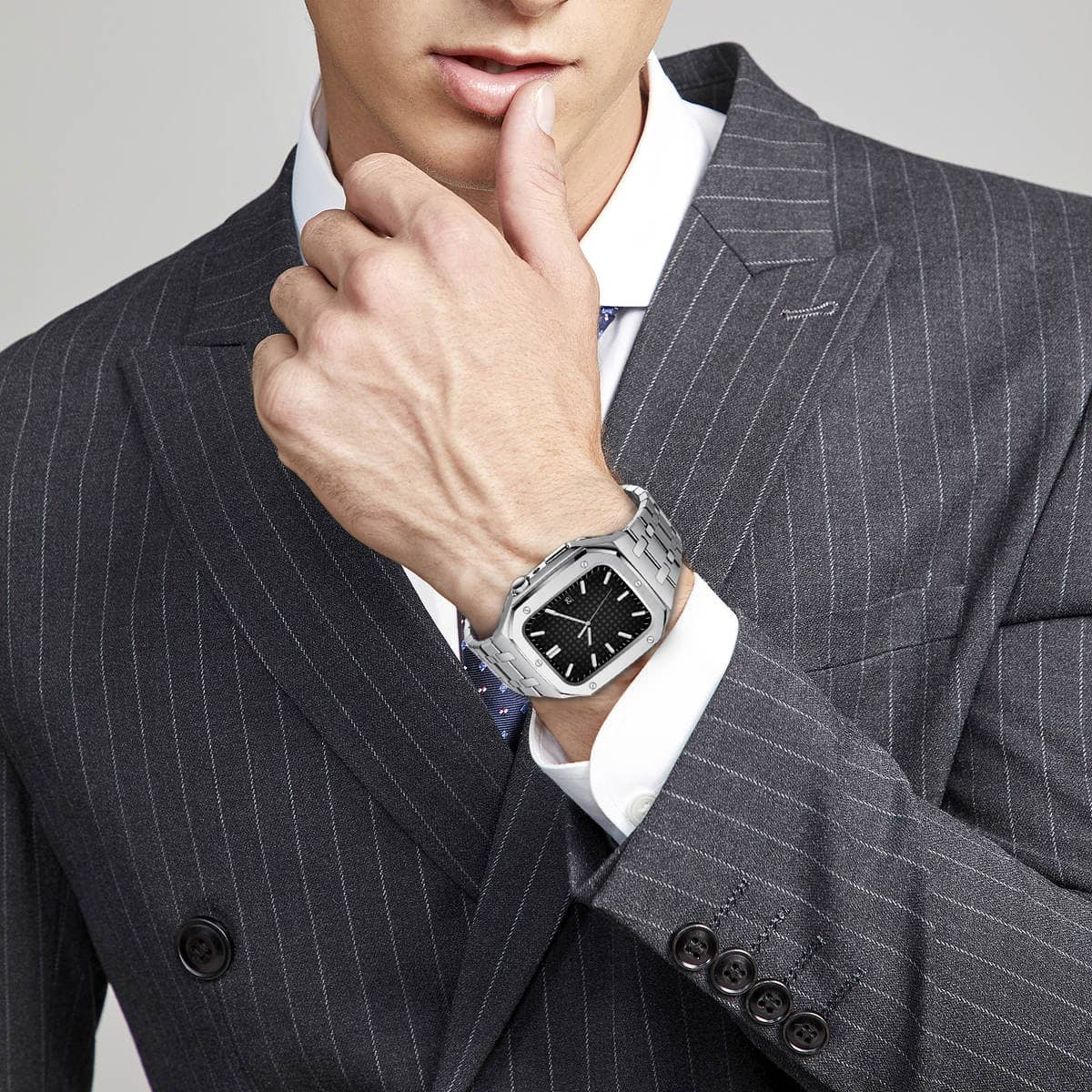 Bracelet de luxe pour Apple Watch haut de gamme silver - Présentation avec une tenue professionnelle costard class